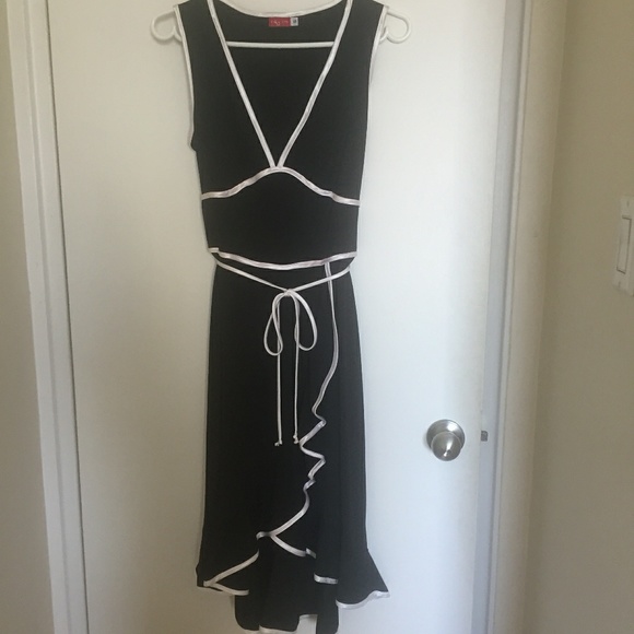 Dresses & Skirts - Sleeveless Ruffle V-Neck Dress